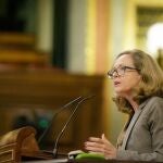 La vicepresidenta de Asuntos Económicos, Nadia Calviño, ante el Pleno del Congreso