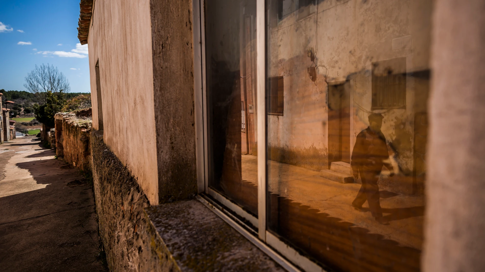 La España vacía. Ruta por pueblos despoblados en los que viven menos de 10 habitantes todo el año.Chequilla / Guadalajara.