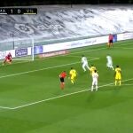 Sergio Ramos y Karim Benzema intentan marcar un penalti indirecto.