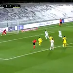 Sergio Ramos y Karim Benzema intentan marcar un penalti indirecto.