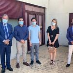 Franco Salinas, el menor alumno de la EvAU en Madrid, posa junto al consejero de Universidades, Eduardo Sicilia, y su homólogo en Educación, Enrique Ossorio.EUROPA PRESS16/07/2020