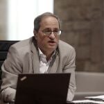 El presidente de la Generalitat de Cataluña, Quim Torra, presidió esta mañana una reunión telemática con los alcaldes de los municipios del área metropolitana de Barcelona afectados por las restricciones contra la Covid-19. EFE/ Andreu Dalmau