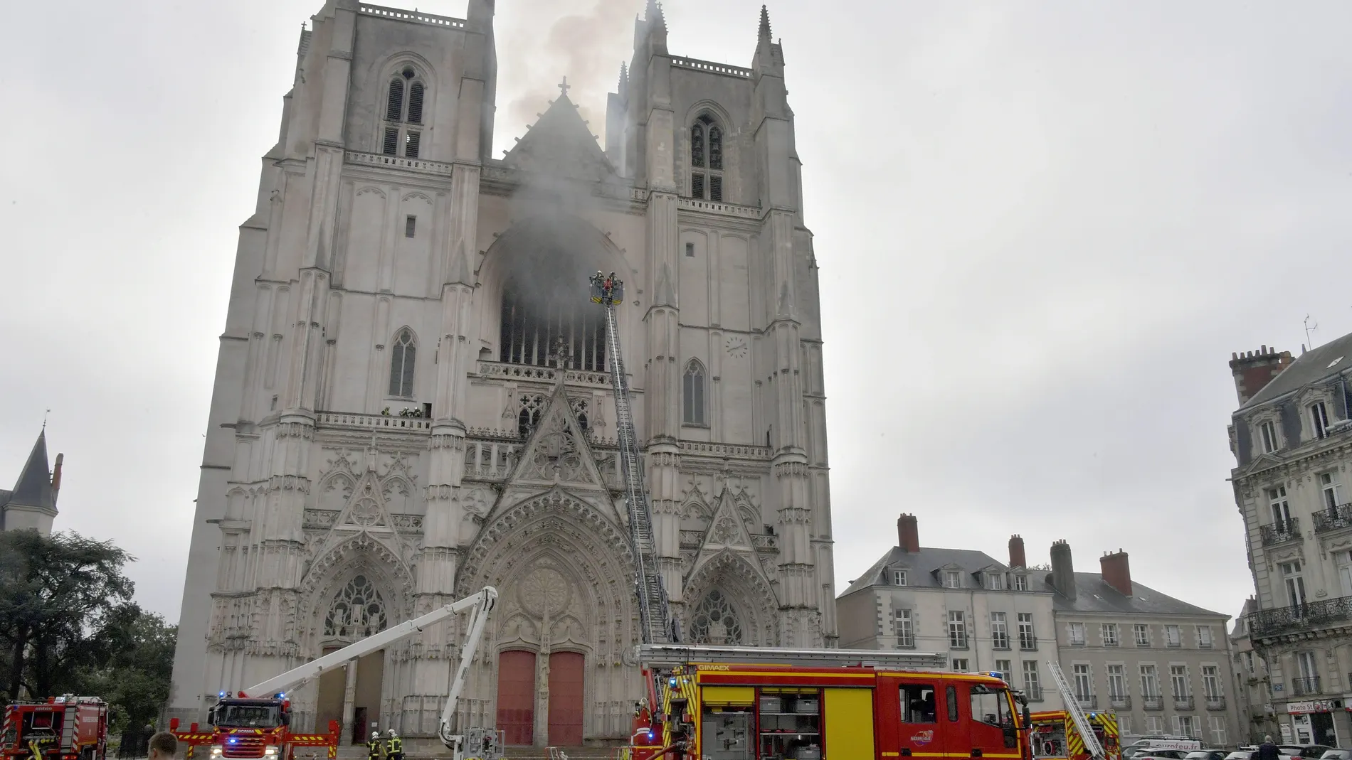 Los bomberos controlan el incendio en la catedral de Nantes