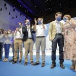 Pablo Casado, Carlos Mazón e Isabel Bonig, entre otros, durante la clausura del congreso del PP en Alicante