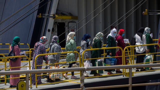 Varias temporeras marroquíes embarcan desde el Muelle Sur del Puerto de Huelva rumbo a Marruecos. María José López / Europa Press