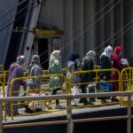 Varias temporeras marroquíes embarcan desde el Muelle Sur del Puerto de Huelva rumbo a Marruecos. María José López / Europa Press