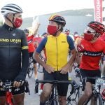 Miguel Induráin junto Pedro Delgado y Martín Fiz, antes de la prueba cicloturista "La Indurain 2020"