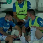 Los suplentes del Leganés ven el móvil durante el partido contra el Real Madrid.