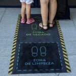Una madre, con su hija de menos de tres años