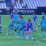 El balón golpea en el codo de Jovic.