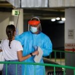 Personal sanitario hace la prueba PCR a una de las jóvenes asistentes a la fiesta celebrada en un local de Córdoba