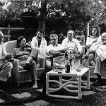 El poeta Ángel González, Joaquina Marsé, Manuel Lombardero hijo, el escritor Juan Marsé, Manuel Lombardero padre, Berta Marsé y el poeta Jaime Gil de Biedma en julio de 1986