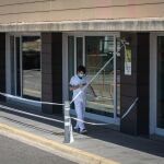 Un sanitario camina por el exterior del Hospital Universitario Arnau de Vilanova de Lleida