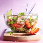 Prepara una ensalada de langostinos par la playa o la oficina.