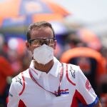 Alberto Puig pasea con mascarilla por el circuito de Jerez de la Frontera