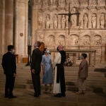 Acompañados del ministro de Sanidad, Salvador Illa (1i), de la delegada del Gobierno en Cataluña, Teresa Cunillera (2d) y del prior Rafael Barrué (1d), los Reyes Felipe VI (2i)y Letizia (3i)atienden las explicaciones del abad Octavi Vilà (3d)durante su visita al Monasterio de Santa María de Poblet, en Vimbodí i Poblet, Tarragona