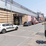 Un cámara toma imágenes de las discotecas de la zona de Atalayas de Murcia