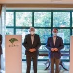 El presidente de Unicaja Banco, Manuel Azuaga, y y el presidente de Garántia, Javier González de Lara, ambos en el centro de la imagen, este martes durante la firma de su acuerdo