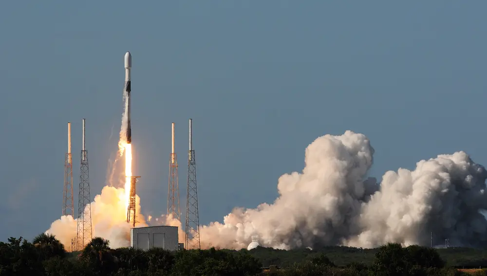 Imagen del lanzamiento del cohete Falcon 9 con el satélite militar Anasis-II de Corea del Sur