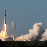 Imagen del lanzamiento del cohete Falcon 9 con el satélite militar Anasis-II de Corea del Sur