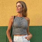 Amelia Bono con top de cuello halter de Zara.