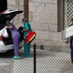 Miembros del Servicio Gallego de Salud abandonan las instalaciones del hotel de A Coruña donde se encuentran aislados los jugadores y el cuerpo técnico del Fuenlabrada