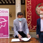 El presidente de la Diputación de Valladolid, Conrado Íscar, y el presidente de Fecosva, Jesús Herreras, durante la firma del convenio de colaboración entre ambas entidades para la campaña de promoción "Bono Vecino. Consumir en tu pueblo tiene premio"