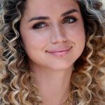 Ana de Armas presume de pelo rubio y rizado.