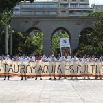Miembros de la Asociación de Picadores y Banderilleros durante la concentración este martes ante la sede del Ministerio de Trabajo en protesta por el que consideran trato discriminatorio en el reparto del SEPE de las ayudas extraordinarias a los artistas en espectáculo públicos por la crisis de la COVID-19.