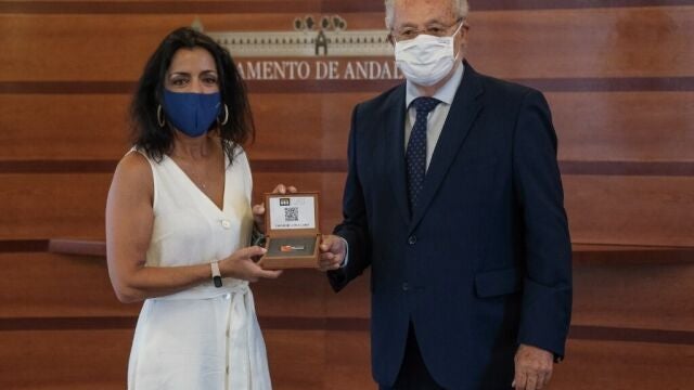 La presidenta del Parlamento, Marta Bosquet, recibe el informe del Menor de 2019 de manos del Defensor del Pueblo Andaluz, Jesús Maeztu