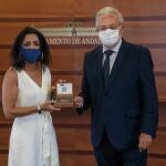 La presidenta del Parlamento, Marta Bosquet, recibe el informe del Menor de 2019 de manos del Defensor del Pueblo Andaluz, Jesús Maeztu
