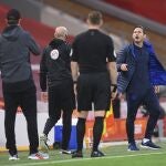 Lampard y Klopp, durante su altercado en la banda de Anfield. (Laurence Griffiths, Pool via AP)
