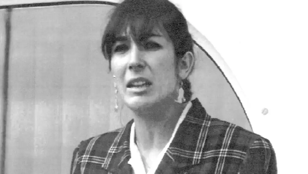 Ghislaine Maxwell, leyendo un comunicado en español en 1991 cuando murió su padre en un yate cerca de Tenerife