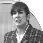 Ghislaine Maxwell, leyendo un comunicado en español en 1991 cuando murió su padre en un yate cerca de Tenerife