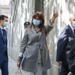 La portavoz de Junts per Catalunya en el Congreso, Laura Borràs, saluda con la mano a su llegada al Tribunal Supremo, en Madrid (España)