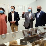 El consejero de Agricultura, Ganadería y Desarrollo Rural, Jesús Julio Carnero; la hija de Miguel Delibes, Elisa Delibes, el presidente de la Diputación de Valladolid, Conrado Íscar, y el etnólogo Joaquín Díaz inauguran la exposición "Palabras y cosas en la obra de Delibes. Utopía Rural"