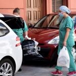 Personal del Servizo Galego de Saúde, SERGAS, a su salida del hotel Finisterre de A Coruña, donde han llevado a cabo un estudio serológico para contrastar más casos de positivos por coronavirus en la plantilla del Fuenlabrada.
