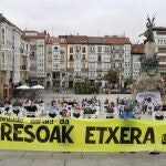 El sindicato LAB se ha concentrado este jueves en la Plaza de la Virgen Blanca de Vitoria con el lema 'Es tiempo de soluciones. Presas y presos a casa'LAB23/07/2020