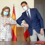El consejero de la Presidencia, Ángel Ibáñez, y la fiscal Superior de la Fiscalía de Castilla y León, María Lourdes Rodri´guez Rey, durante la firma del convenio