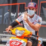 Marc Márquez conduce su scooter por el paddock del circuito Ángel Nieto de Jerez