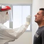 Un sanitario del 061 hace una prueba PCR a un vecino de Totana, en el centro de salud de Totana Sur. El municipio ha retrocedido a la fase 1 de la desescalada tras el importante número de casos positivos que se han detectado asociados a la concurrencia a un bar de copas, por lo que no se puede entrar ni salir del municipio.