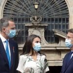 SANTIAGO DE COMPOSTELA, 25/07/2020.- El presidente de la Xunta de Galicia, Alberto Núlez Feijoo (d), recibe a los reyes don Felipe (i) y doña Letizia (c) a las puertas de la iglesia de San Martiño Pinario en Santiago de Compostela, este sábado. EFE/ Ballesteros