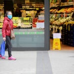Dos mujeres esperan para entrar en una frutería de Valladolid durante el estado de alarma