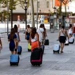 Varias turistas caminan por la Plaza Cataluña de Barcelona, hoy domingo, después de quel os rebrotes de coronavirus que han aparecido en las últimas semanas en Cataluña hayan provocado una oleada de cancelaciones en Barcelona y que algunos hoteles que habían reabierto tras la apertura de las fronteras vuelvan a cerrar. EFE/Quique García