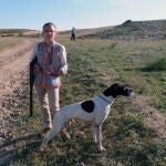 María Fernández junto al pointer Bingo