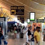 Pasajeros en la zona de facturación de la terminal 4 del aeropuerto Adolfo Suárez-Barajas en Madrid, el pasado domingo