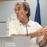GRAF5536. MADRID, 27/07/2020.- El director del Centro de Alertas y Emergencias Sanitarias, Fernando Simón, asiste a una rueda de prensa para analizar la evolución de la pandemia, que ha llevado a las comunidades a tomar medidas para controlar la expansión del virus, y las decisiones de países europeos, como Reino Unido, de imponer cuarentena a los turistas que lleguen de España, este lunes en Madrid. EFE/Kiko Huesca