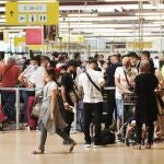 Pasajeros con mascarillas en el aeropuerto de Berlin ayer lunes