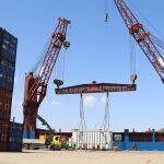 Carga de gran tonelaje en un buque en el Puerto de Sevilla