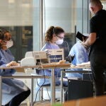 Turistas procedentes de las áreas de riesgo de SARS-CoV-2 se preparan para hacer las pruebas en el aeropuerto de Dortmund en Alemania